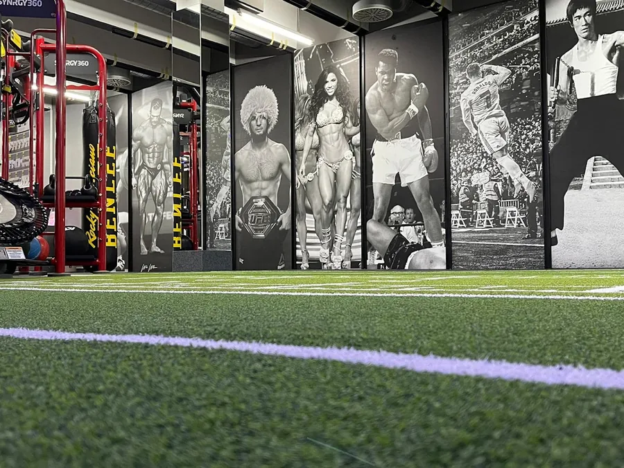 Funktionsfläche mit Kunstrasen und Athletenbildern an der Wand im FTB Nürnberg