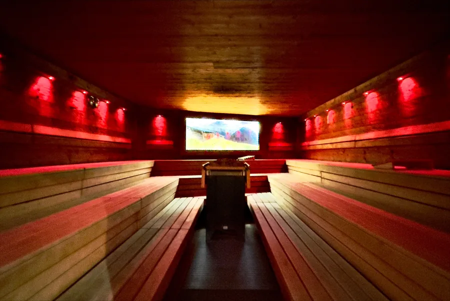 Sauna mit Panoramabild und roter Beleuchtung im FTB Nürnberg