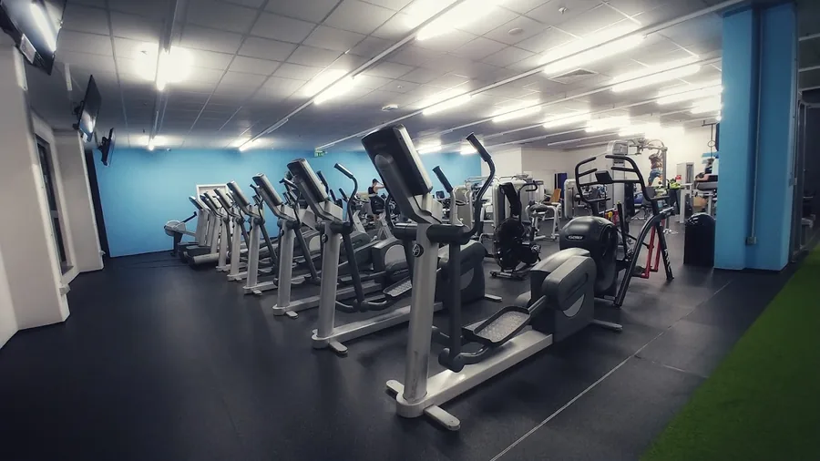 Cardiobereich mit Crosstrainern und Laufbändern im FTB Pressath